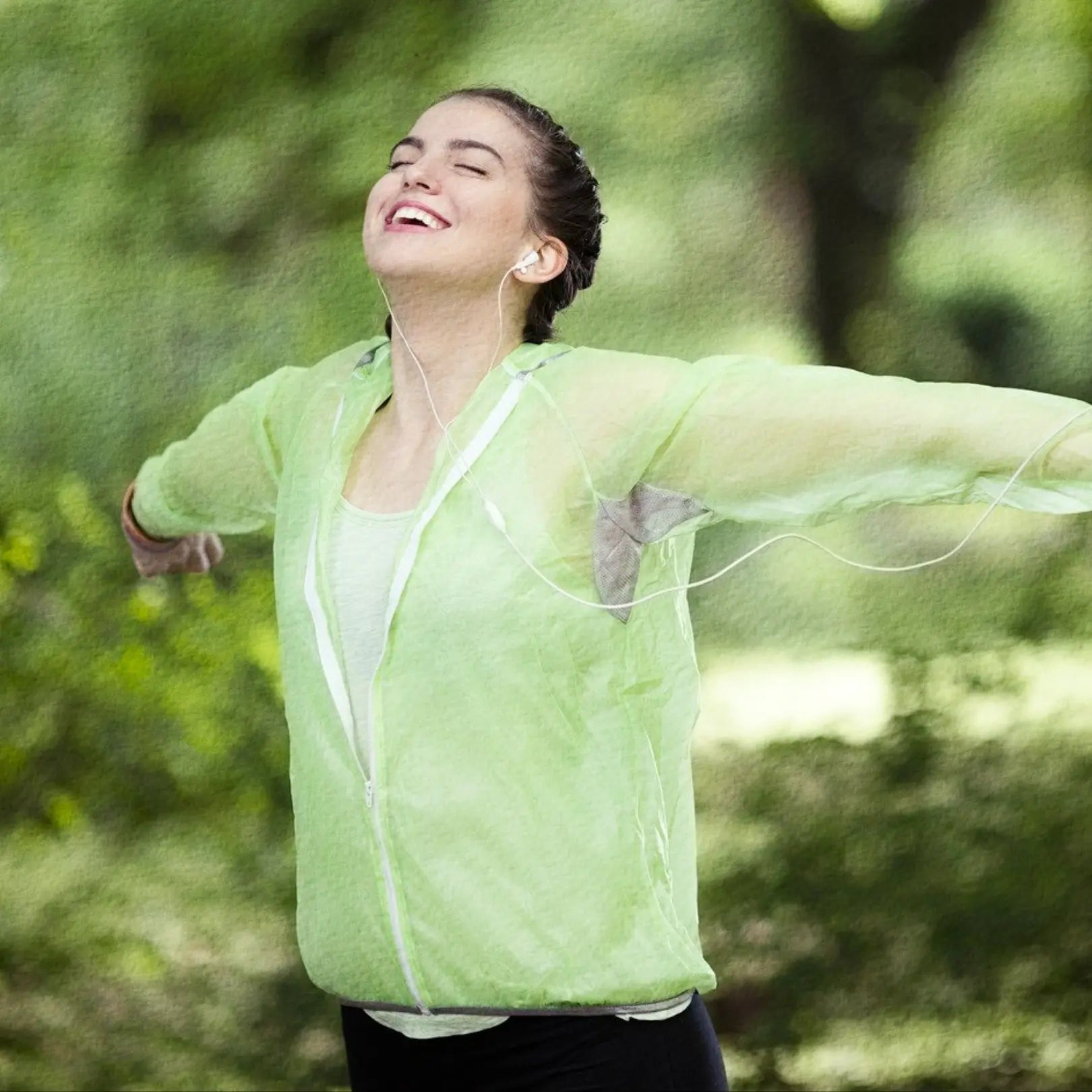 Frau im Regenanzug am Laufen für die Kategorie Immunsystem
